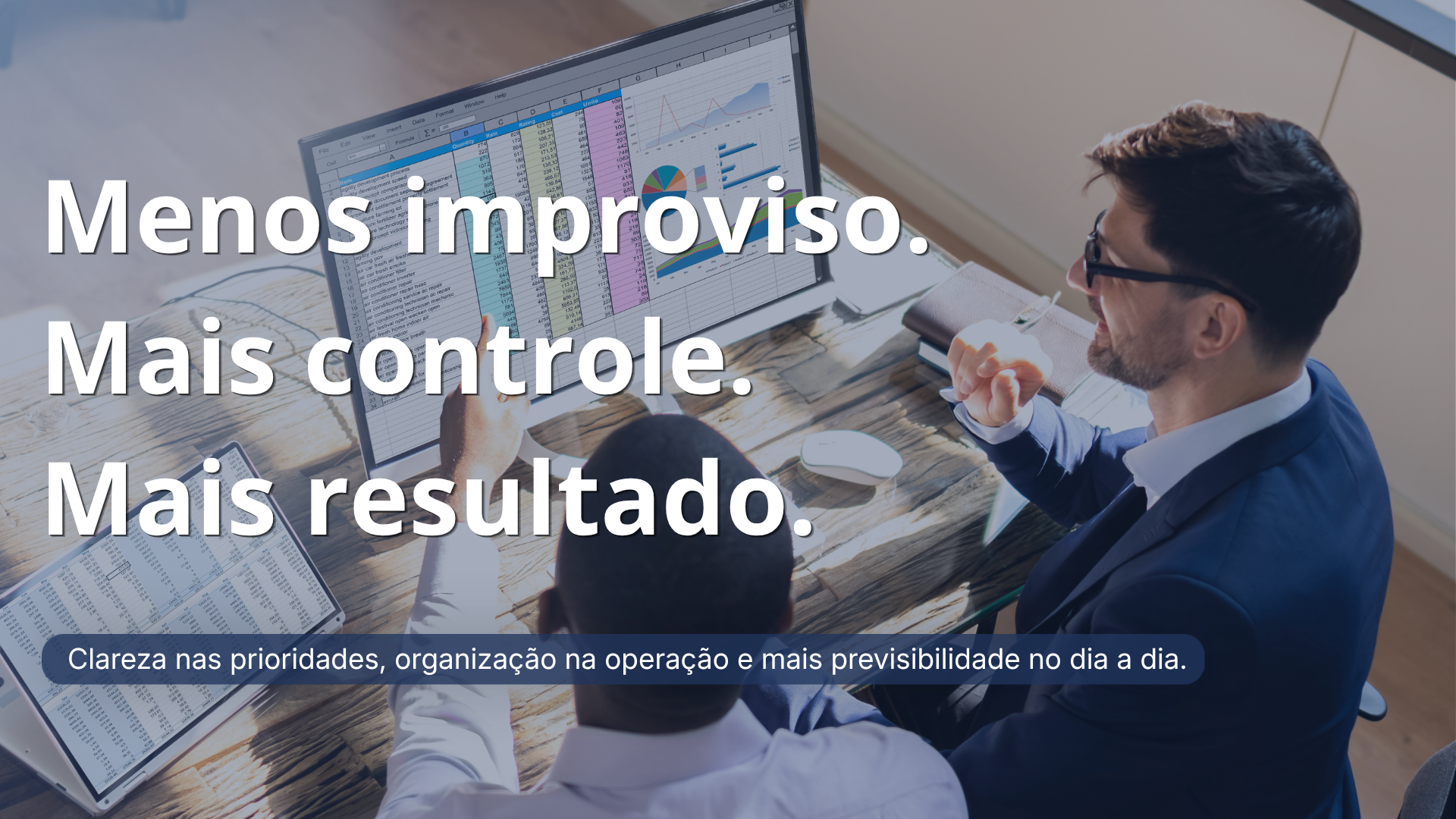 Arte institucional da G2C Tecnologia com os textos 'Menos improviso. Mais direção. Mais resultado.' e 'Da definição do caminho à operação contínua, com método, consistência e foco em evolução.'.
