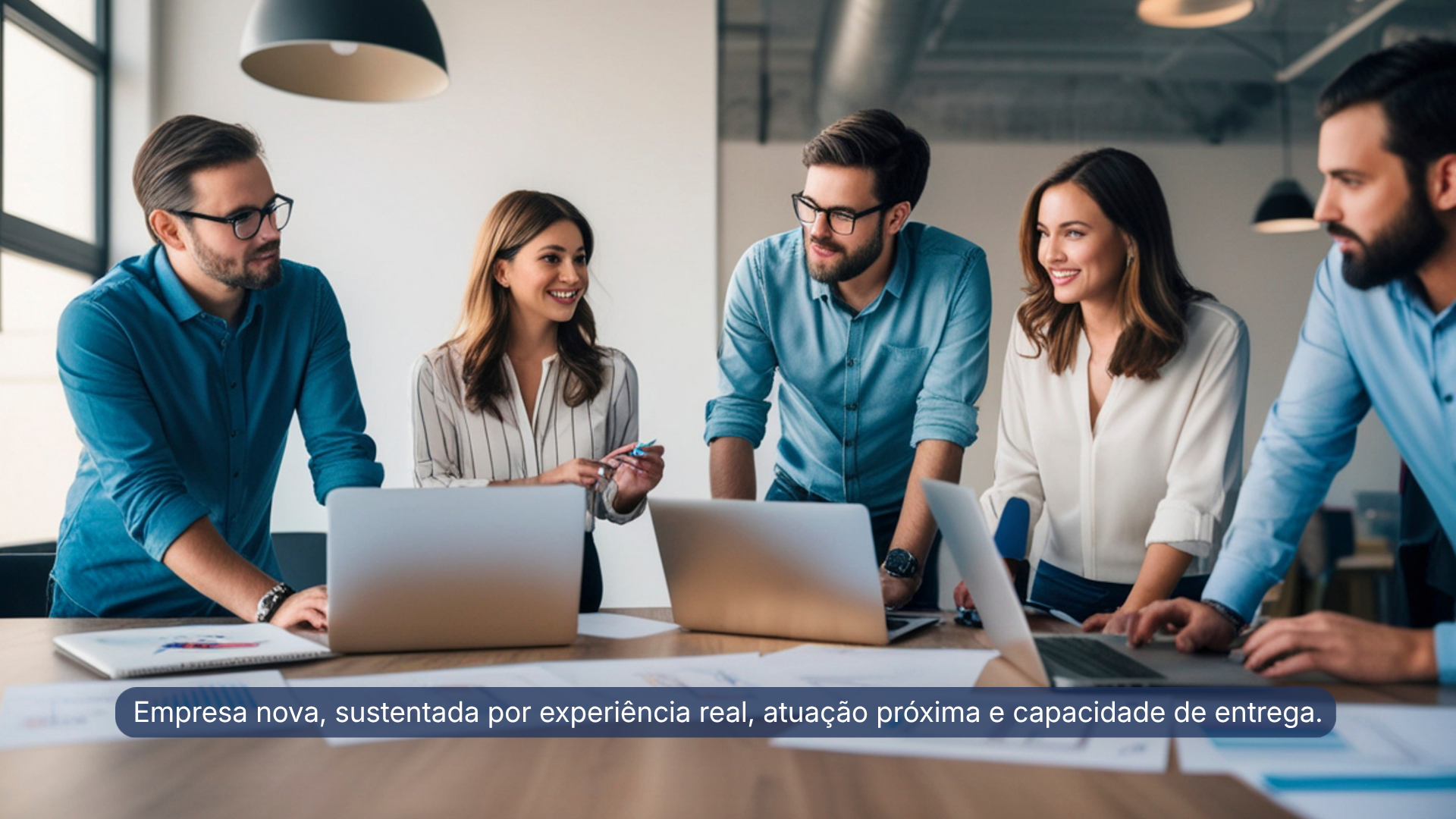 Arte institucional da G2C Tecnologia sobre experiência madura, leitura de negócio e capacidade real de entrega.